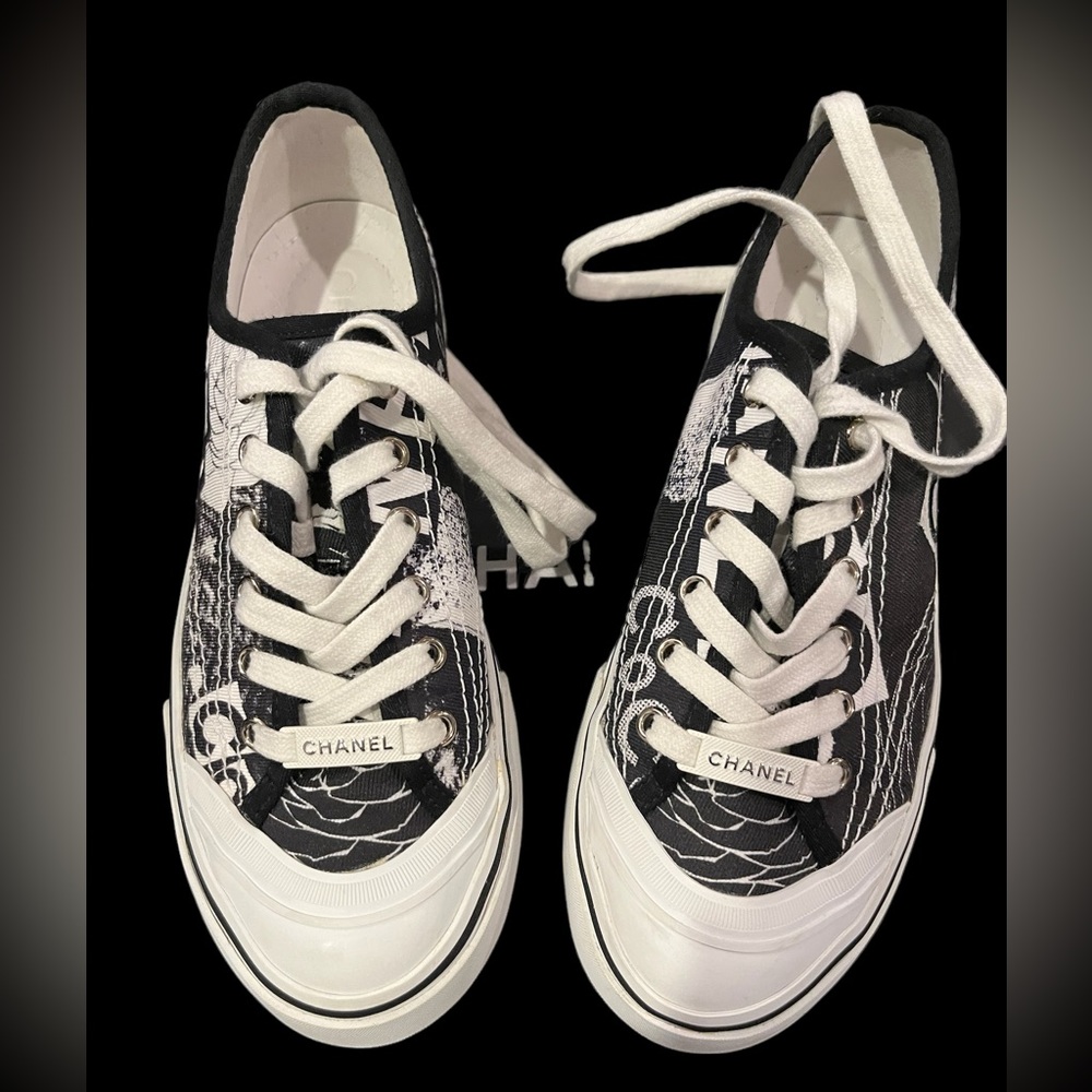 Pre loved Chanel black and white graffiti, logo lowtop sneakers, (39). - Picture 2 of 12